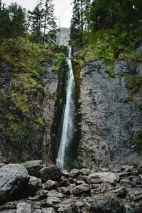 山间瀑布垂落于岩石间