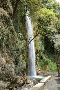 山间瀑布景观