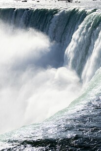 壮观的瀑布景象