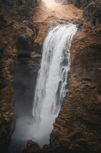 壮观山间瀑布美景