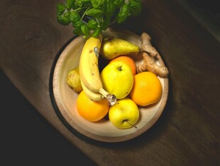 木盘里的多样新鲜蔬果