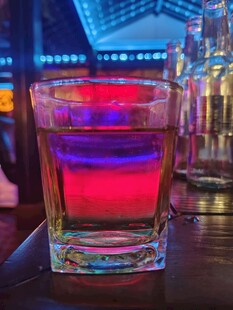 酒吧中的多彩威士忌酒杯