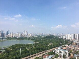 城市河畔风光俯瞰图
