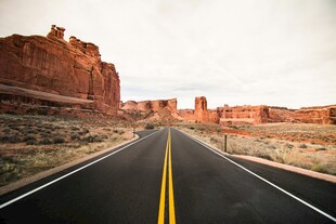 荒漠公路延伸向远方