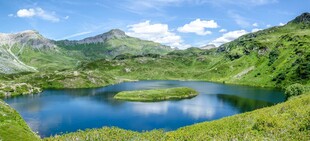 高山环抱中的静谧蓝湖