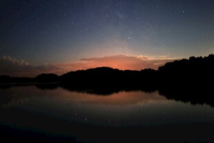 湖畔暮色星空倒影美景