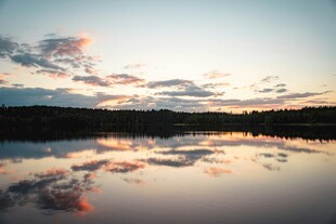 湖畔晚霞倒影美景如画