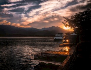 湖畔日落美景