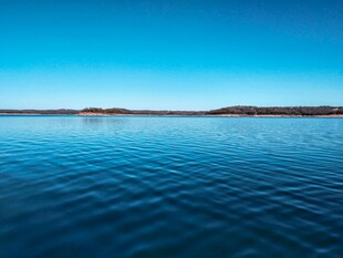 宁静湖面与湛蓝天空美景