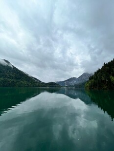 宁静湖景与山峦倒影