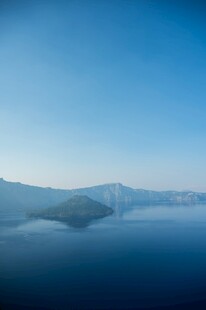 宁静湖面与远处山峦美景