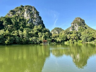 青山绿水间的宁静湖泊