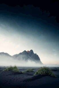 雾中远山的静谧景致