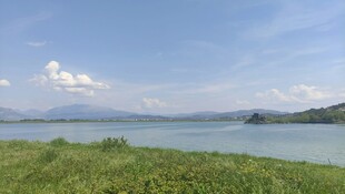 湖畔绿野蓝天美景