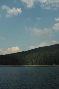 宁静湖畔青山蓝天美景