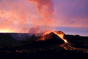 壮丽火山喷发瞬间景观