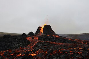 火山喷发熔岩流淌壮丽景
