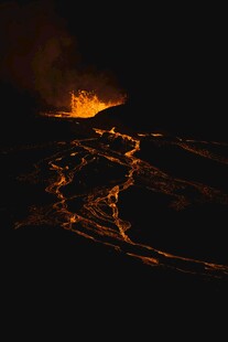 火山熔岩流淌壮观景象