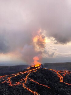 火山喷发熔岩流淌壮观景象