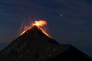 火山喷发夜景