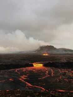 火山熔岩流淌壮观景象