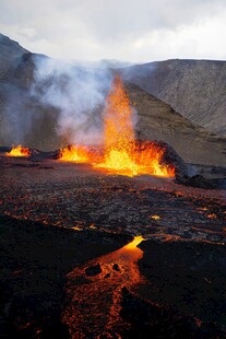 火山熔岩流淌壮观景象