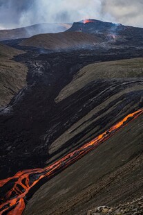 火山熔岩流淌壮丽景观
