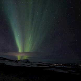 夜空中绚烂的绿色极光