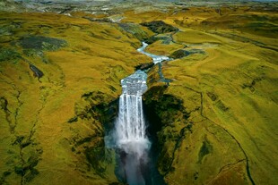 壮丽山谷中的瀑布景观