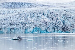 冰川湖畔的宁静景象