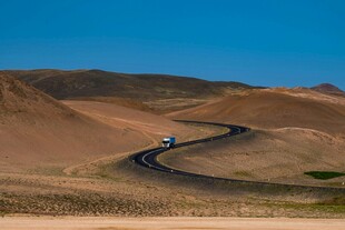 沙漠公路上的行驶车辆