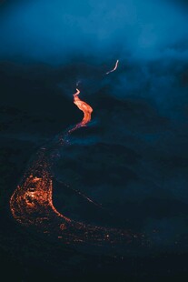 火山熔岩流淌的壮丽景象