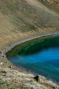 山间幽蓝湖泊美景