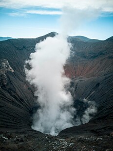 火山口壮观喷发景象