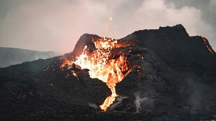 火山喷发的壮丽瞬间