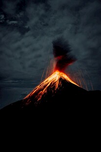 夜幕下喷发的壮丽火山