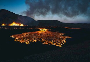 夜幕下的火山熔岩景观