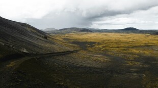 广袤原野上的阴沉天空
