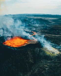 炽热火山口岩浆涌动景象