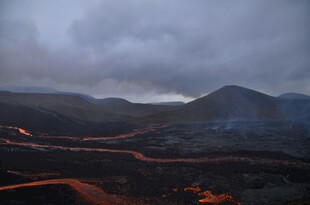 黄昏下的山峦与蜿蜒道路