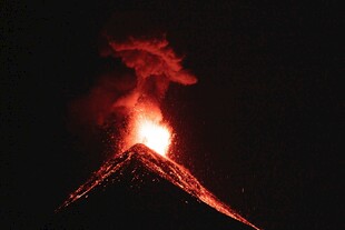 夜火山喷发壮观景象