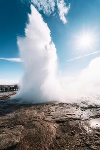 壮观间歇泉喷发瞬间