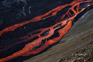 火山熔岩流淌壮观景象