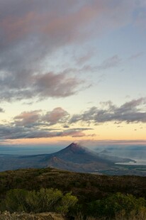 黄昏下的远山与绚烂天空