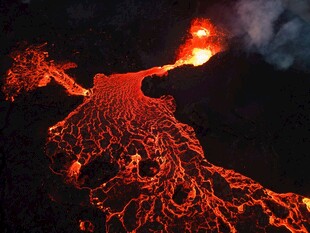 火山熔岩流淌壮观景象