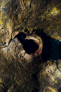 神秘大地中的深邃孔洞