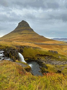 冰岛山间溪流与锥形山峰