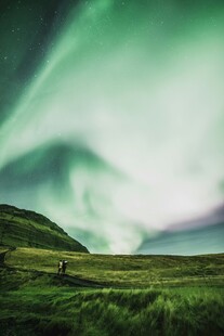 极光下的绿色原野美景