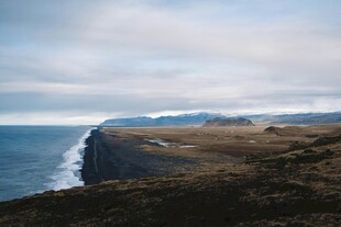 悬崖边的壮阔海景