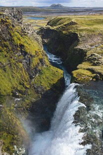 冰岛壮美山间瀑布景观